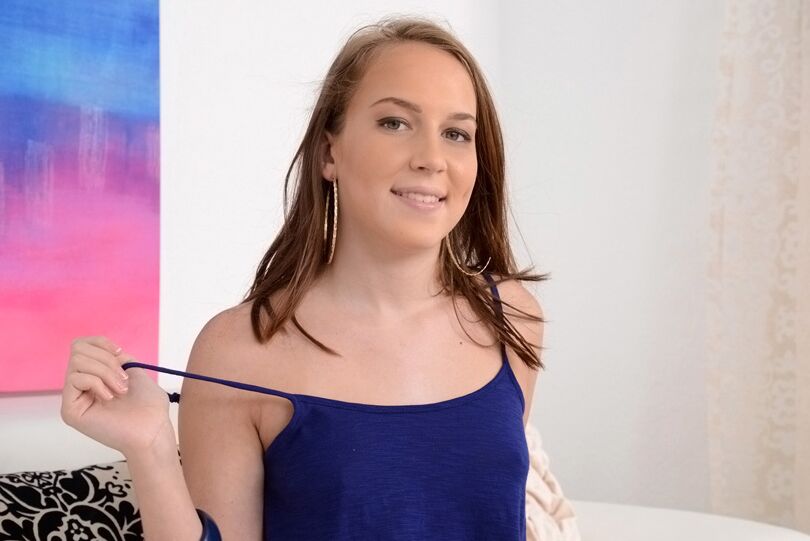 16P Nahaufnahmen des Teenie-Babes Charkli Maverick und ihrer kleinen Brüste