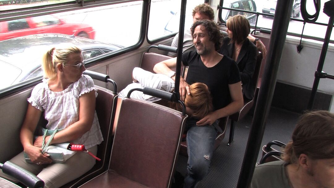 21P A adolescente morena Valentina Blue dá um BJ e é fodida em um ônibus turístico