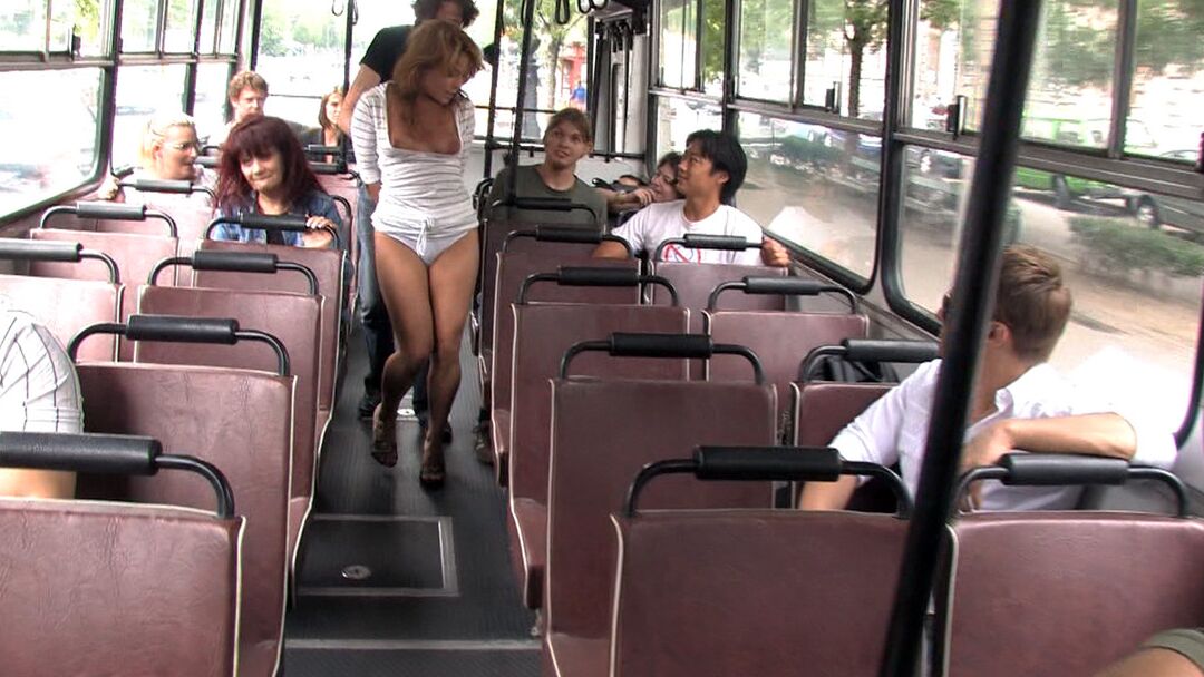 21P A adolescente morena Valentina Blue dá um BJ e é fodida em um ônibus turístico