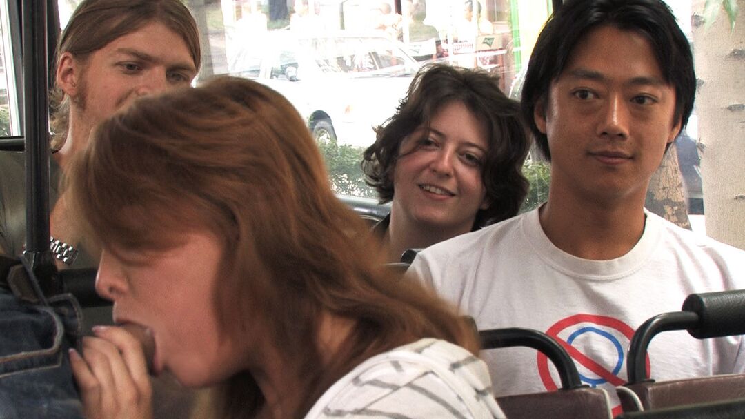 21P A adolescente morena Valentina Blue dá um BJ e é fodida em um ônibus turístico