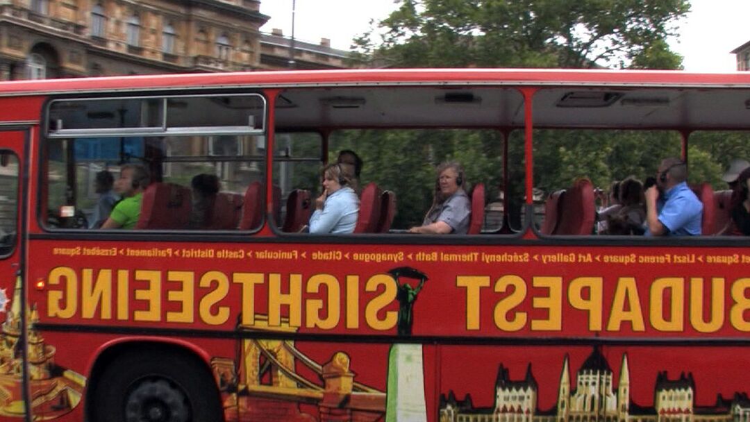 21P A adolescente morena Valentina Blue dá um BJ e é fodida em um ônibus turístico