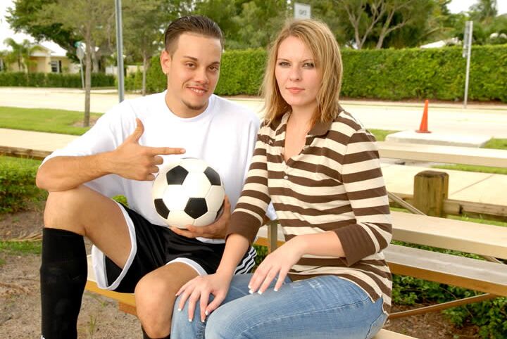 12P Sexy MILF geht mit einem Fußballspieler nach Hause, um Gelegenheitssex zu haben
