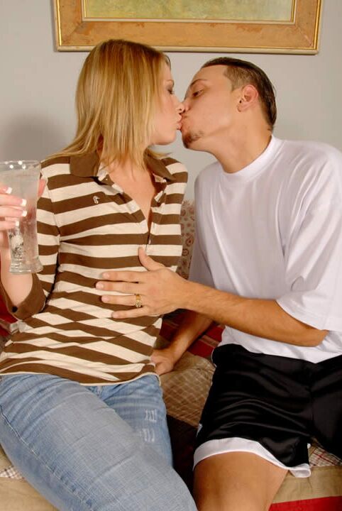 12P Sexy MILF geht mit einem Fußballspieler nach Hause, um Gelegenheitssex zu haben
