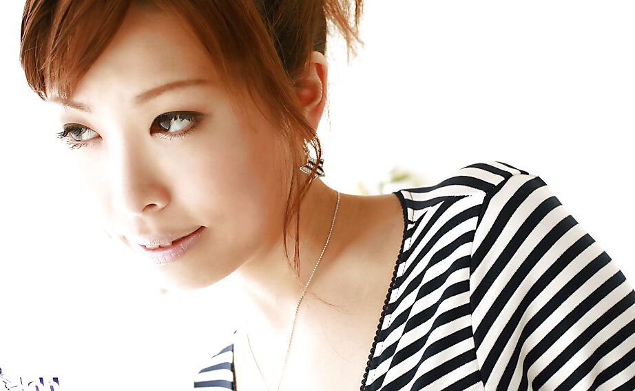 15P Impressionante gata asiática Shizuku Natsukawa descobrindo seus peitos grandes e boceta espessa