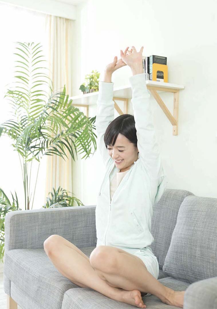 21P 素敵なおっぱいのアジアの蜂蜜羽田真里が彼女のふさふさしたハマグリにドンを取る