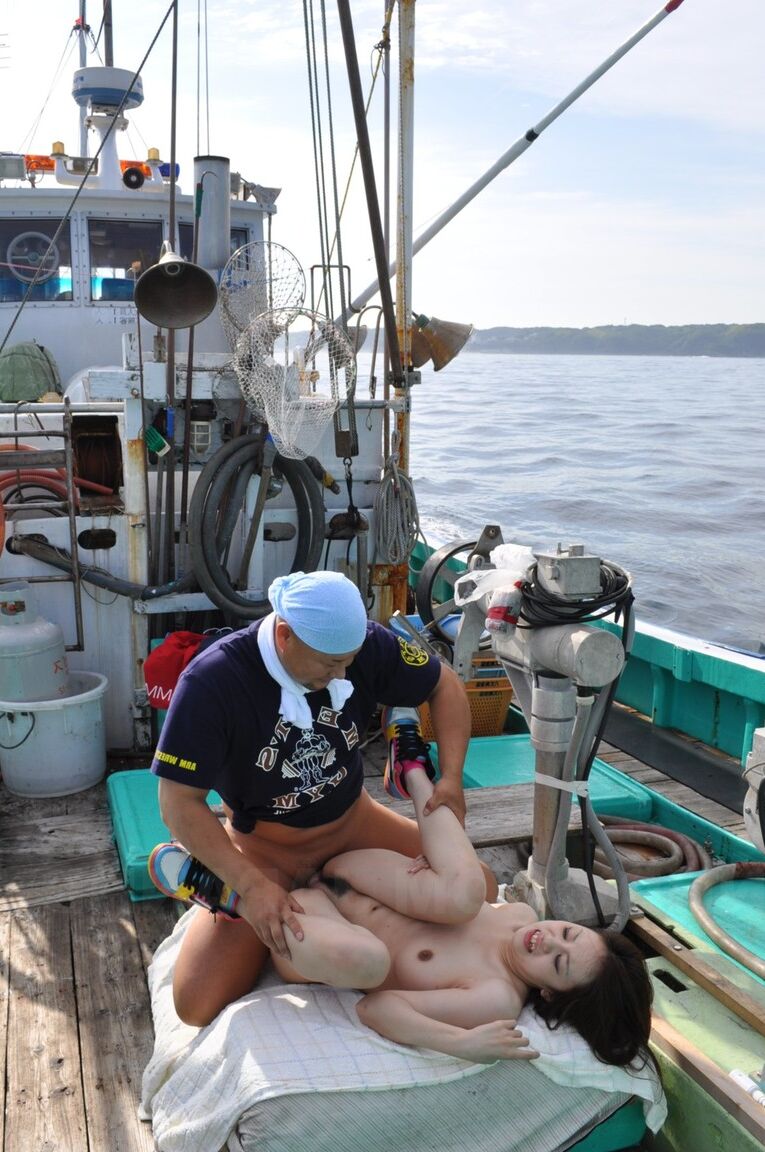 21P Asiática morena de tetas pequeñas Hinata Serina monta una polla en un gran barco