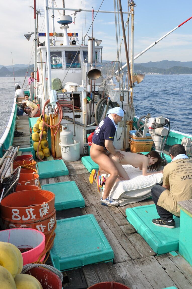 21P Asiática morena de tetas pequeñas Hinata Serina monta una polla en un gran barco