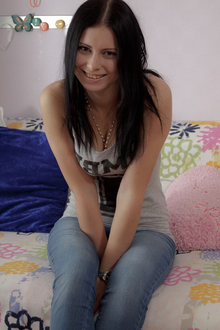 14P Joven morena gotea esperma de su coño después de ser follada en la cama