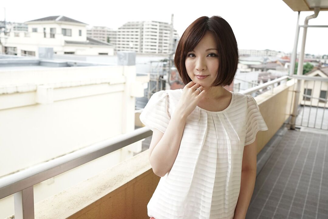 21P Ryo Tsujimoto, épouse asiatique brune, montre sa chatte crémée après avoir triché