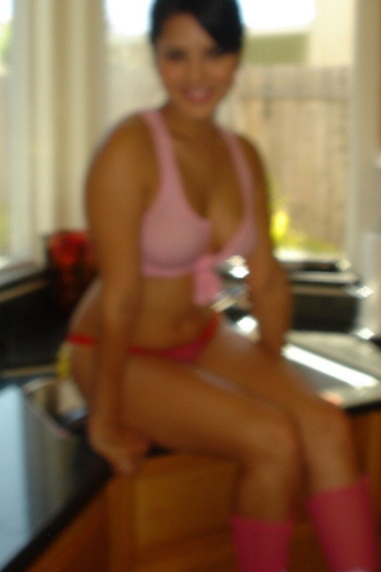 21P Indiana MILF Sunny Leone mostra seus talentos naturais e esfrega seu molusco na cozinha