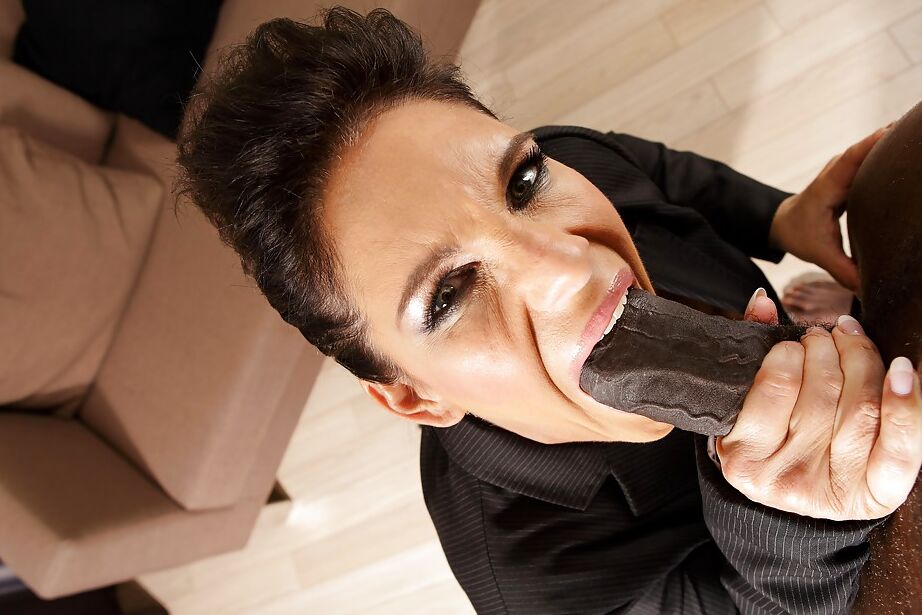 16P ¡Follada dura e interracial con la milf pervertida Daisy Rock!