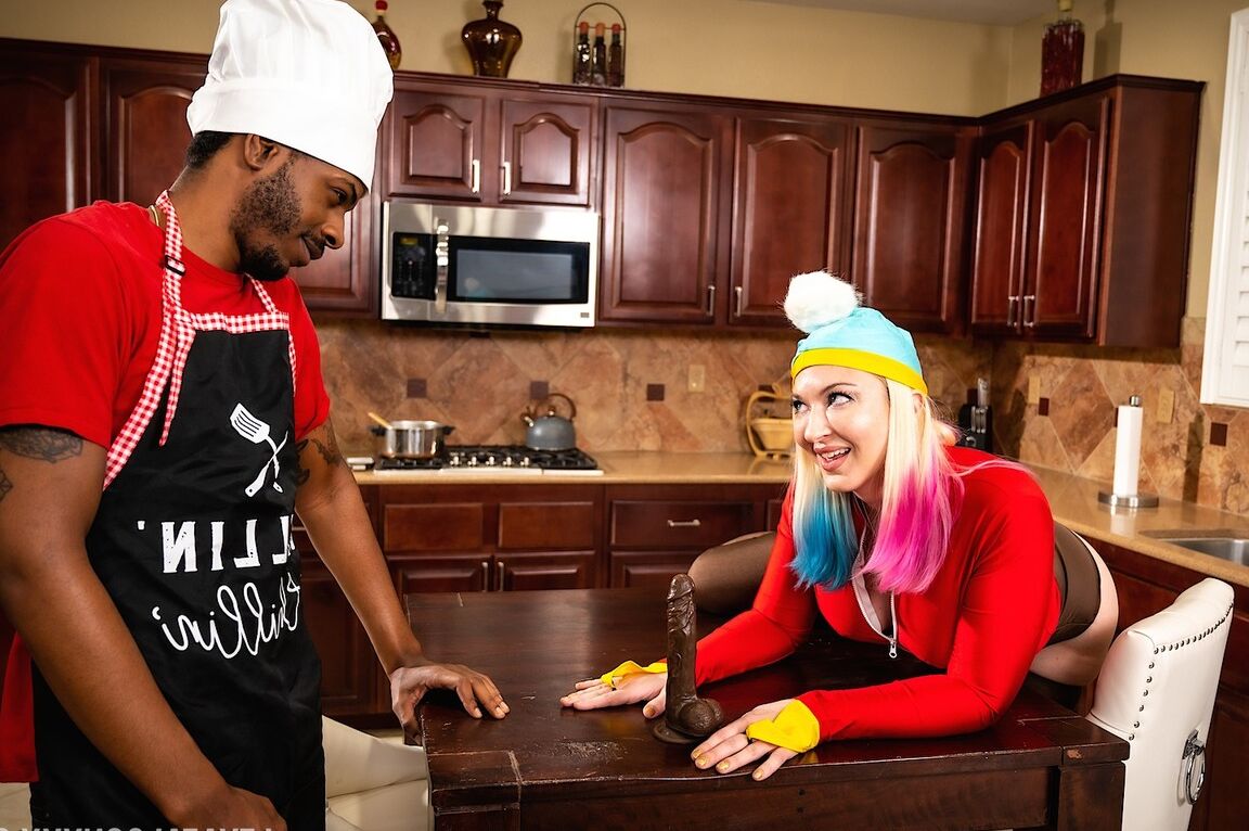 21P A loira empilhada Leya Falcon faz sexo interracial hardcore com o chef