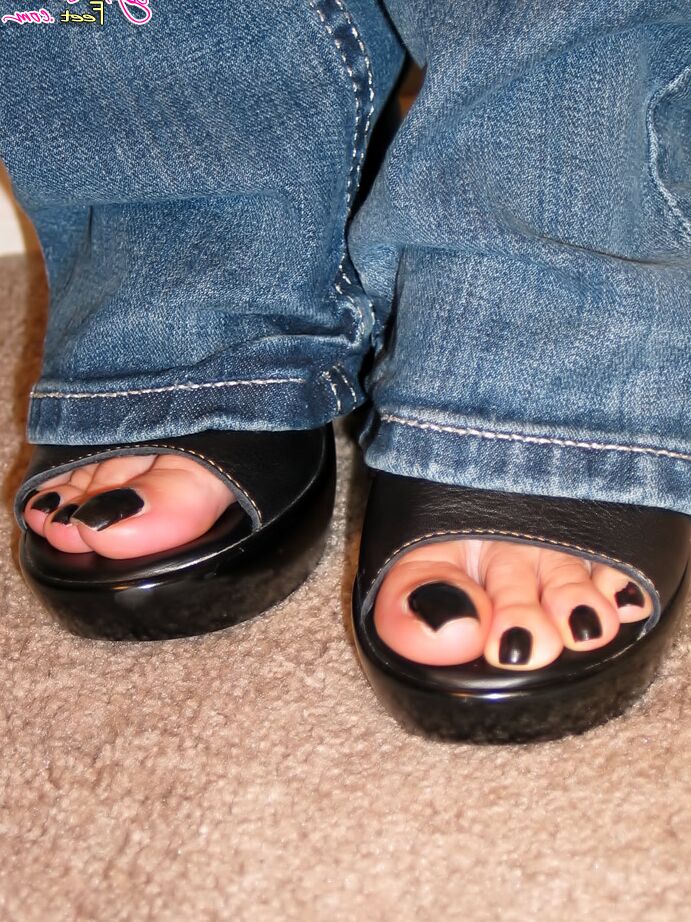 16P Modèle amateur enlève ses talons tout en arborant des ongles noirs