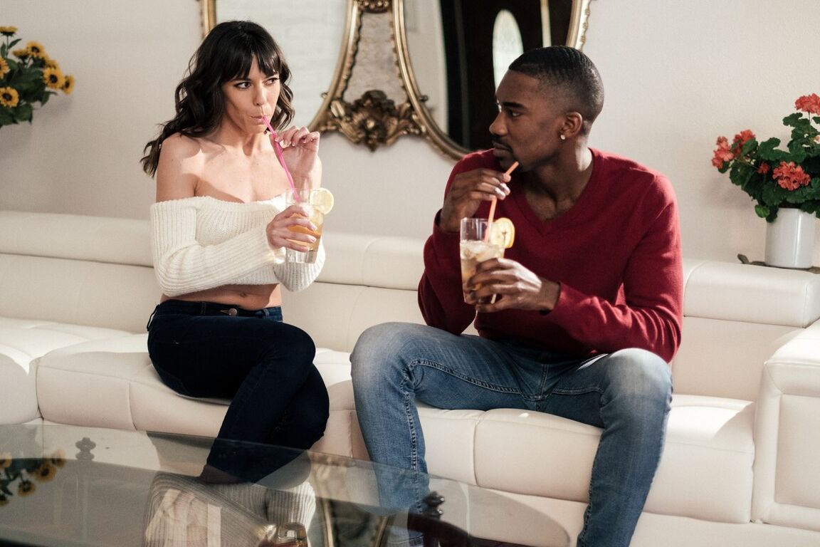 18P La beauté brune maigre Vera King chevauche une bite noire
