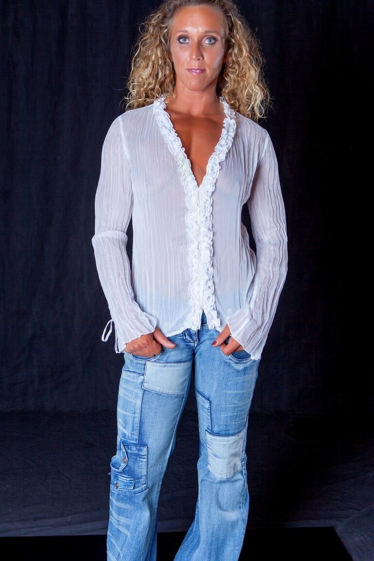10P Blonde bodybuilder with tiny tits flexes while topless in blue jeans