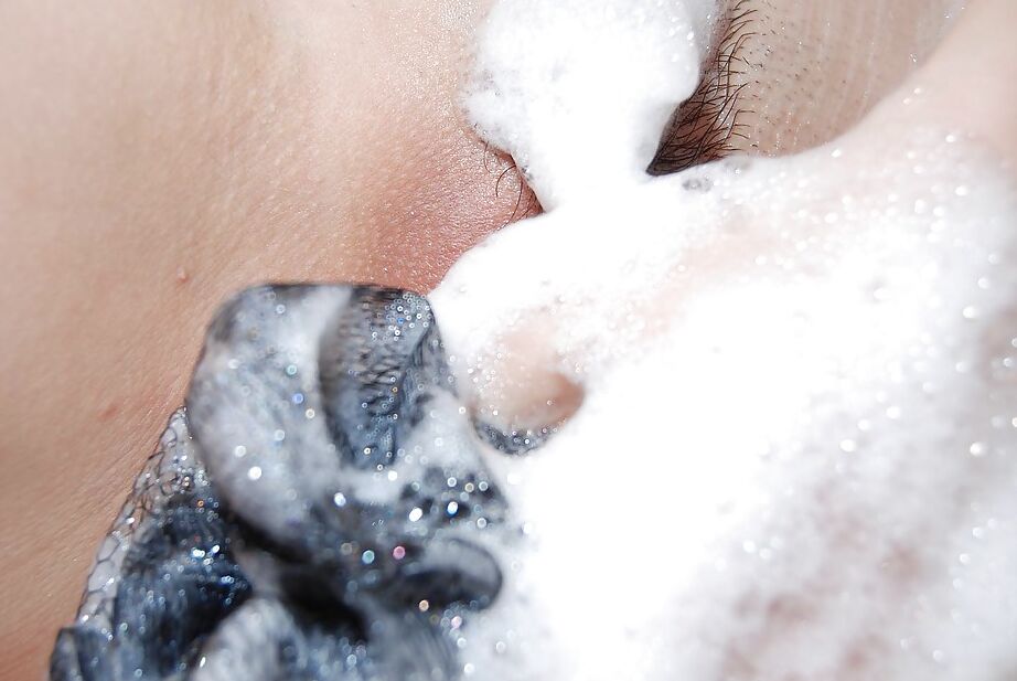 16P Adolescente asiática sonriente con el coño recortado Yukari Tsuda tomando una ducha