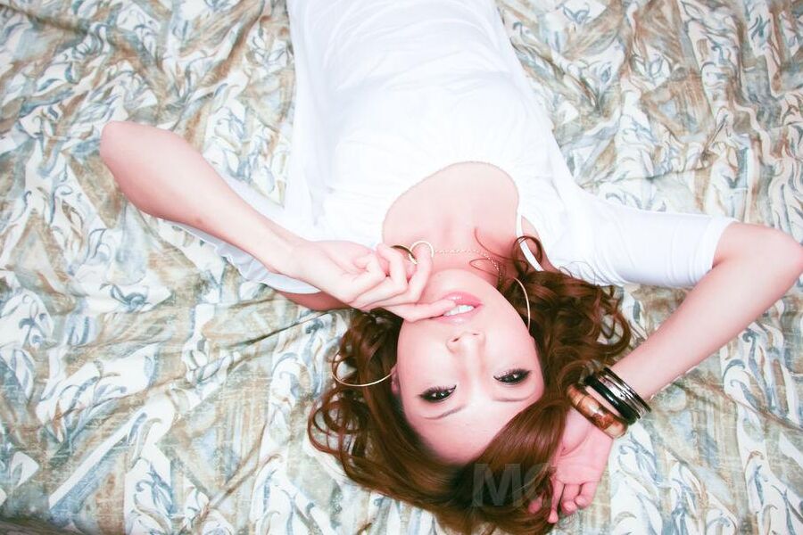 16P La douce et sexy Aya Sakuraba est superbe avec sa chatte remplie