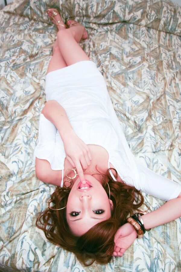 16P La douce et sexy Aya Sakuraba est superbe avec sa chatte remplie