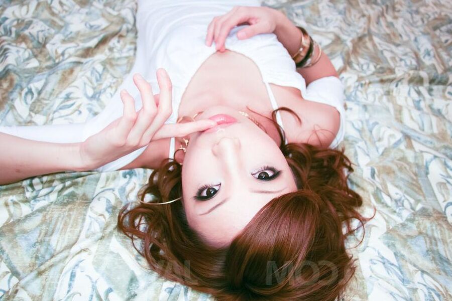 16P La douce et sexy Aya Sakuraba est superbe avec sa chatte remplie
