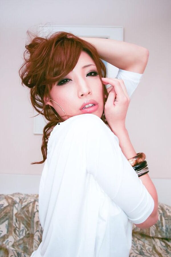 16P La douce et sexy Aya Sakuraba est superbe avec sa chatte remplie