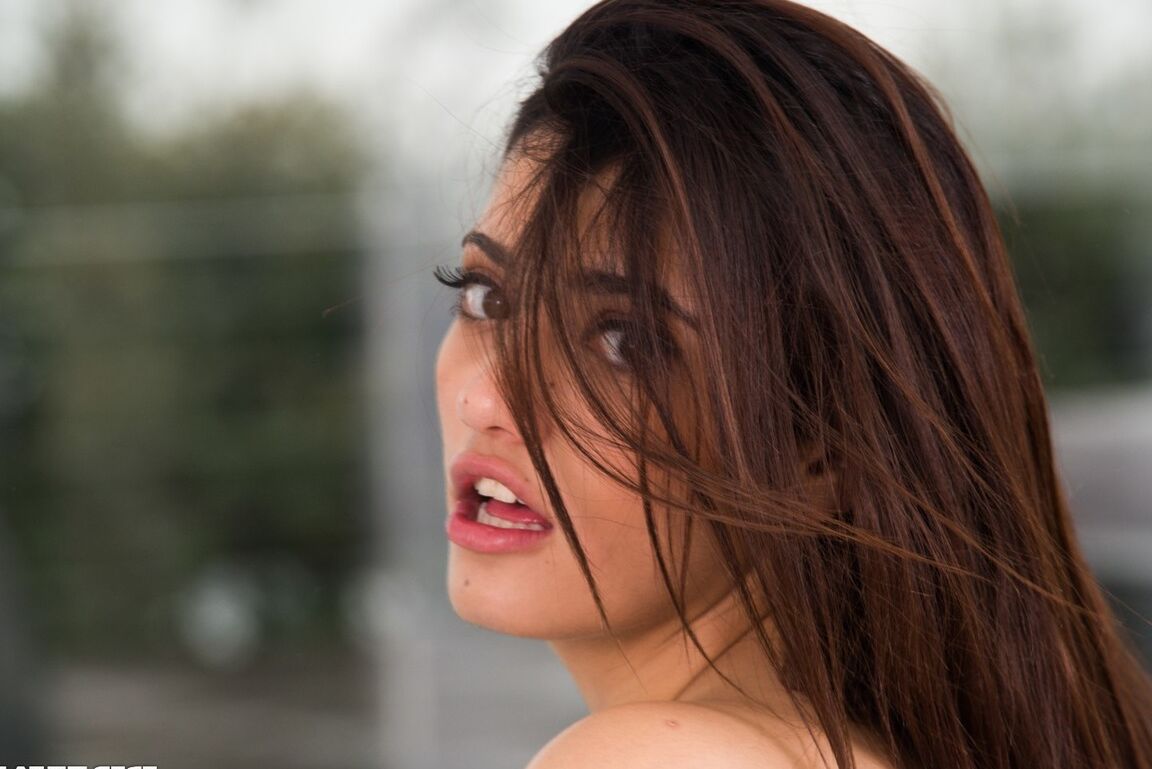 12P Garota branca Penelope Cum chupa um galo negro depois de foder interracial