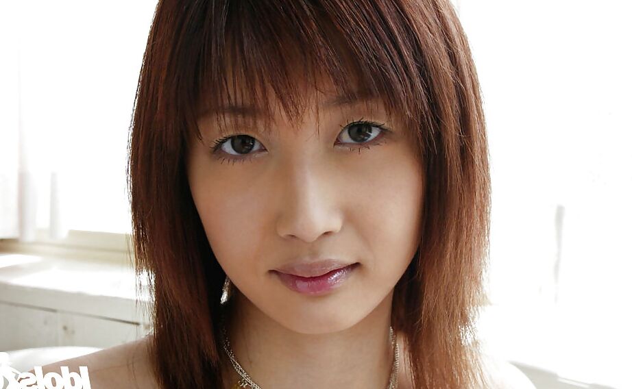 16P Das zierliche asiatische Teenie-Babe Mio Komori zieht sich aus