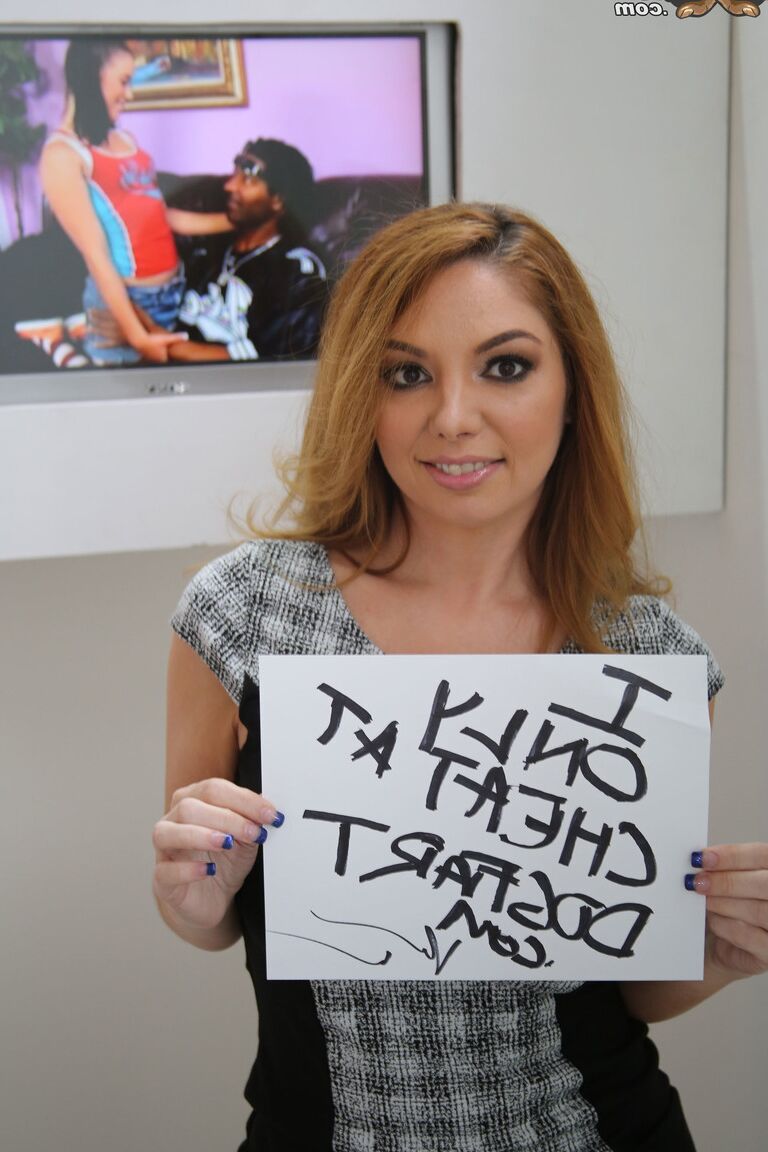 15P Kiki Daire, épouse infidèle, effectue des actes sexuels oraux et anaux avec une BBC