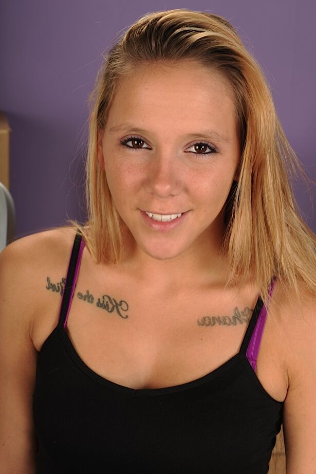16P La rubia tatuada Hollie Mack deslizando sus pantalones de yoga sobre su bonito culo
