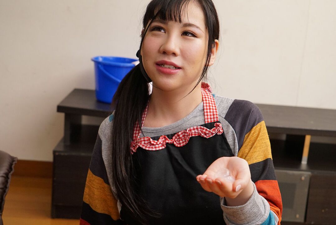 20P Señora de la limpieza japonesa con un gran culo Riri Shiraki es follada y llena de leche