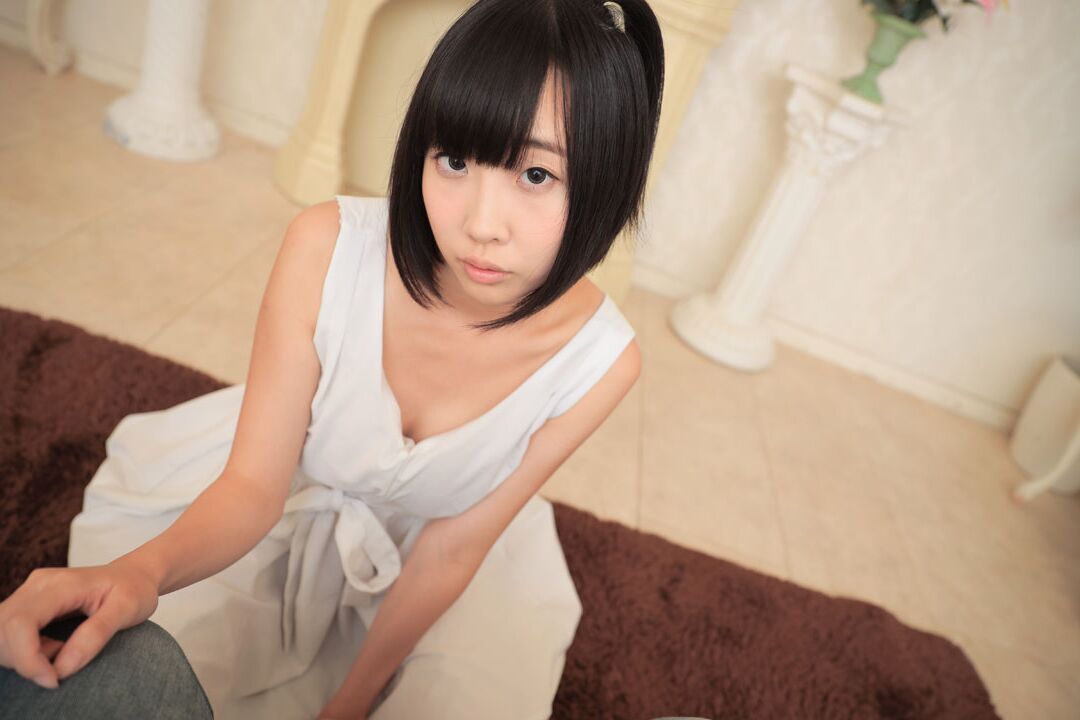 20P La adolescente japonesa de tetas pequeñas Rin Aoki masajea y monta una pequeña polla asiática