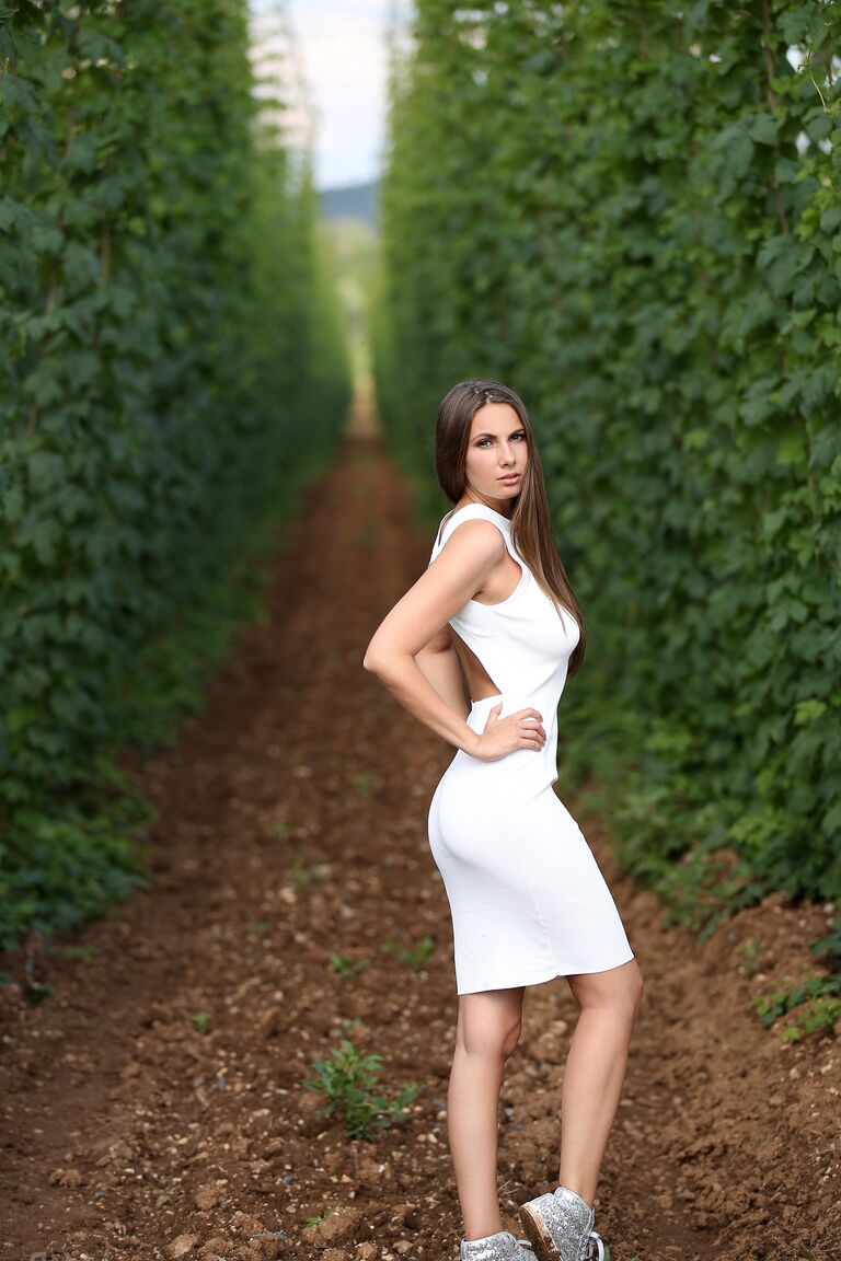 21P A adolescente tcheca gostosa Connie Carter fica nua na natureza e expõe seu grande corpo