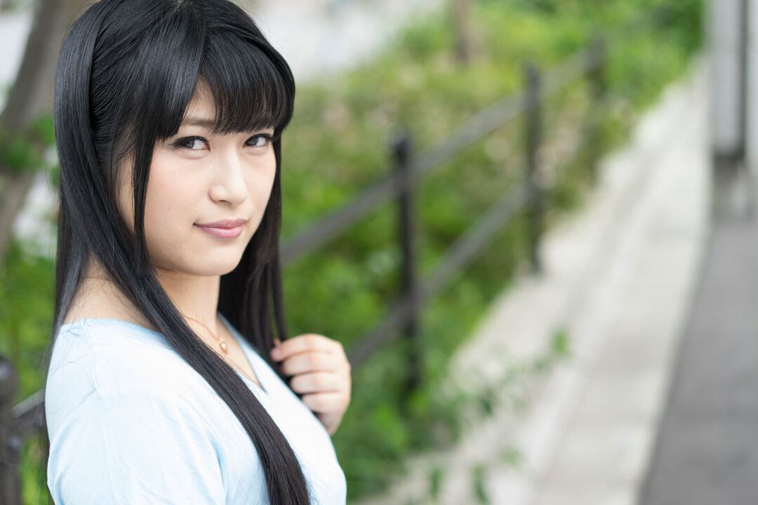A boneca japonesa 21P Haruka Manabe leva seu pedaço careca enfiado com força no sofá