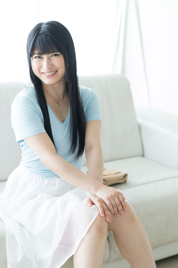 A boneca japonesa 21P Haruka Manabe leva seu pedaço careca enfiado com força no sofá