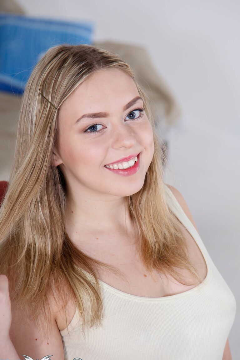 21P Dany, jolie blonde amateur, révèle son corps et joue avec son trou du cul