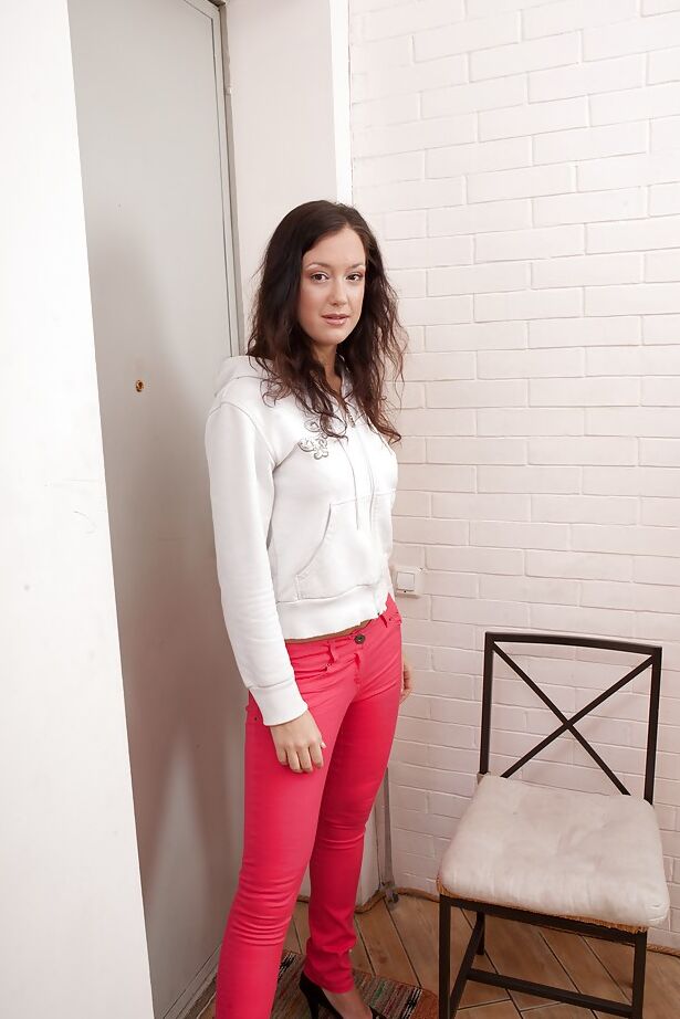 16P Babe Kristina M tira seus jeans rosa para espalhar a buceta peluda