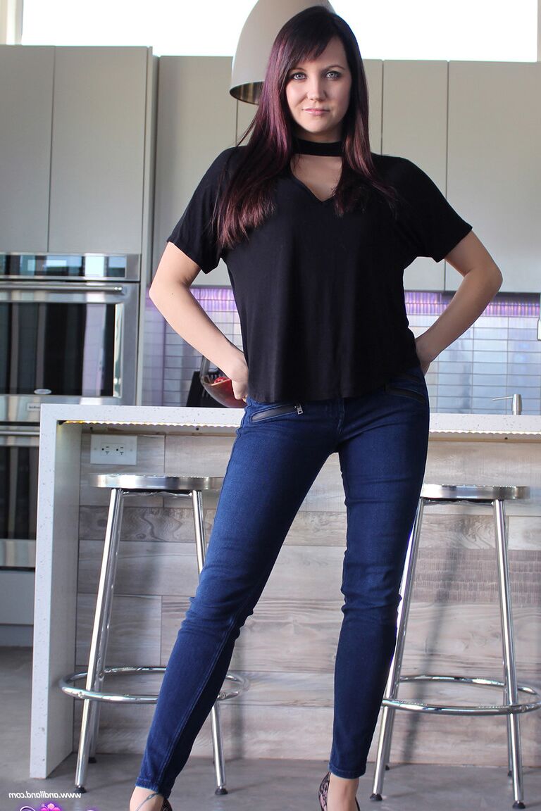 15P La simpática jovencita Andi Land se desnuda de forma tentadora