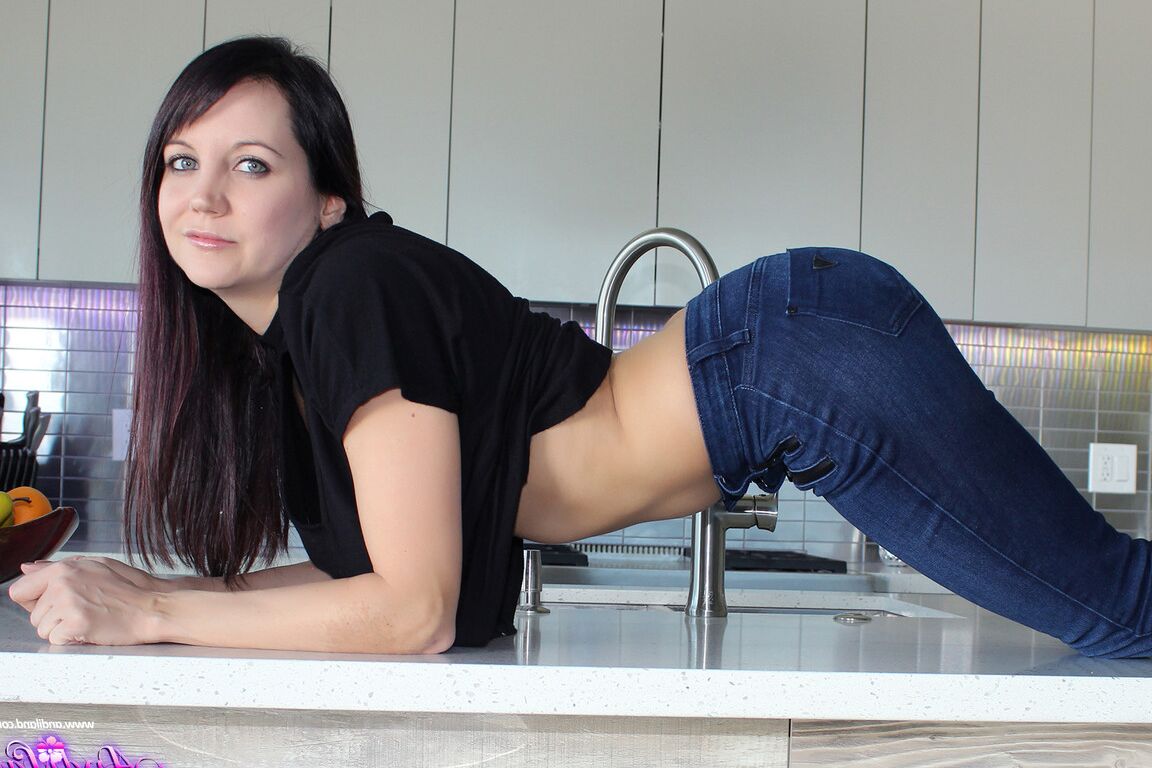 15P La simpática jovencita Andi Land se desnuda de forma tentadora