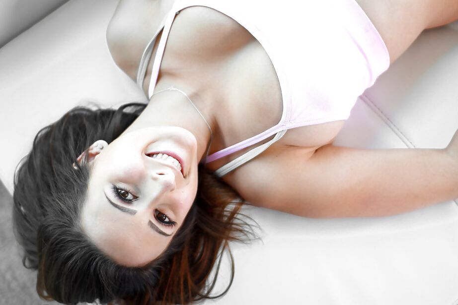 16P La universitaria tetona Ashley Adams expone su gran trasero natural