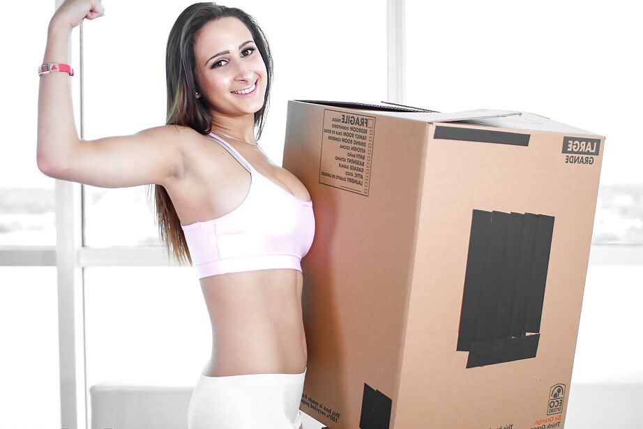 16P La universitaria tetona Ashley Adams expone su gran trasero natural