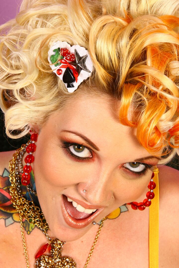 20P La excitante esposa Candy Monroe con gran culo monta una BBC mientras el cornudo la mira