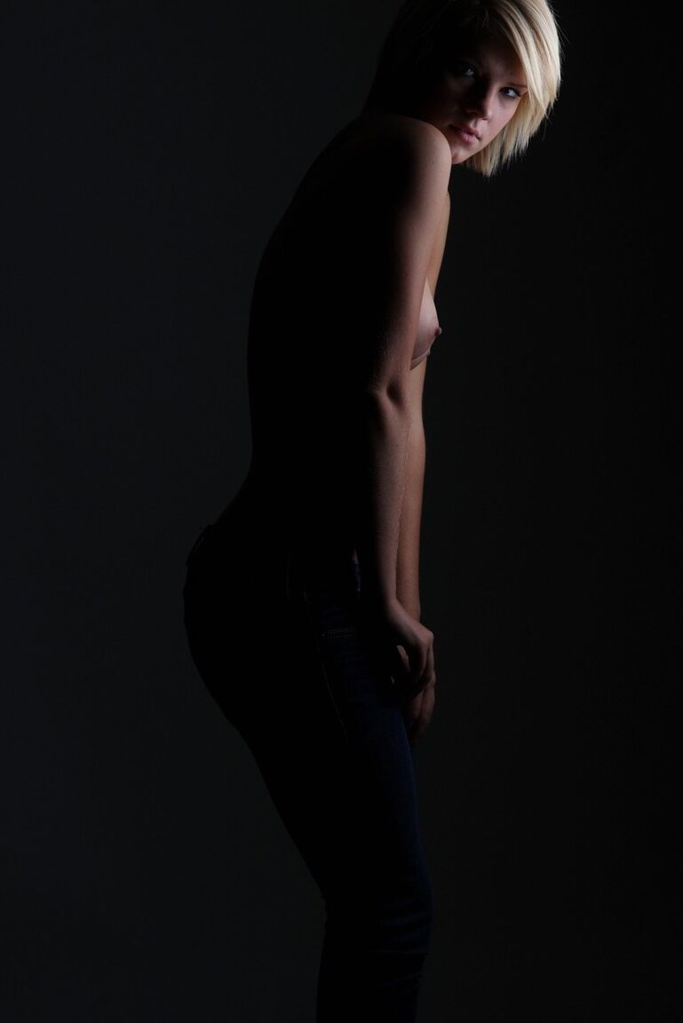 16P La rubia amateur Tiffany se desnuda en condiciones de poca luz y usa tacones