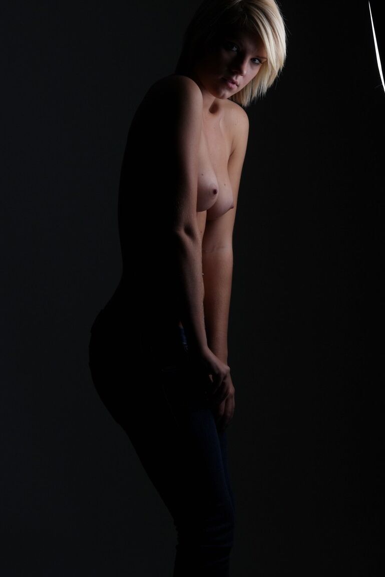 16P La rubia amateur Tiffany se desnuda en condiciones de poca luz y usa tacones