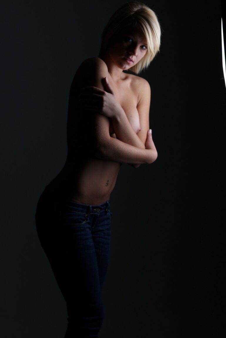 16P La rubia amateur Tiffany se desnuda en condiciones de poca luz y usa tacones