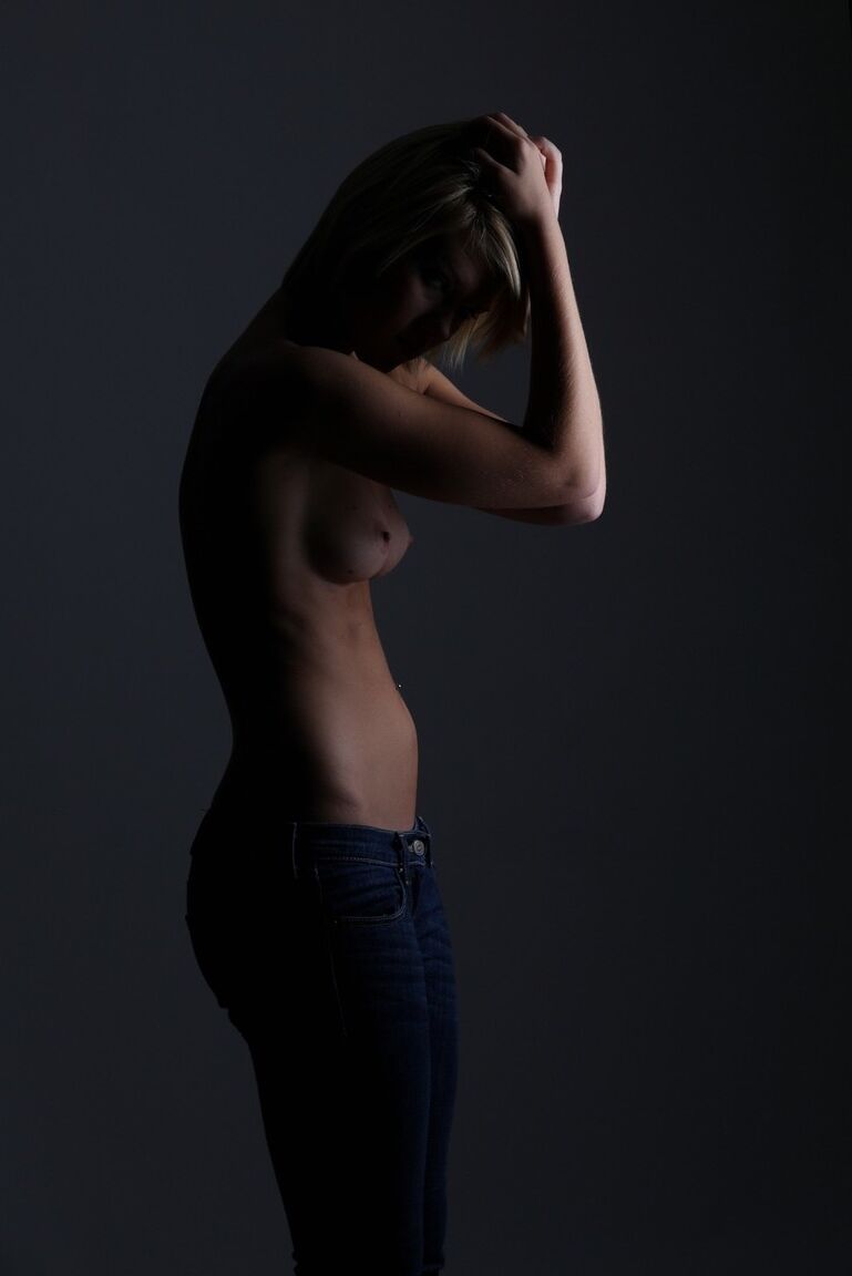 16P La rubia amateur Tiffany se desnuda en condiciones de poca luz y usa tacones