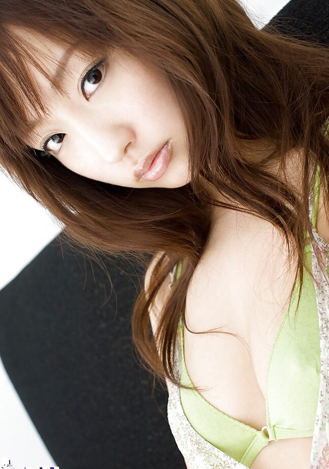 15P Hina Kurumi, une asiatique svelte, se débarrasse lentement de ses vêtements.