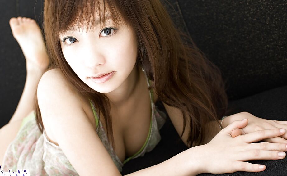 15P Hina Kurumi, une asiatique svelte, se débarrasse lentement de ses vêtements.