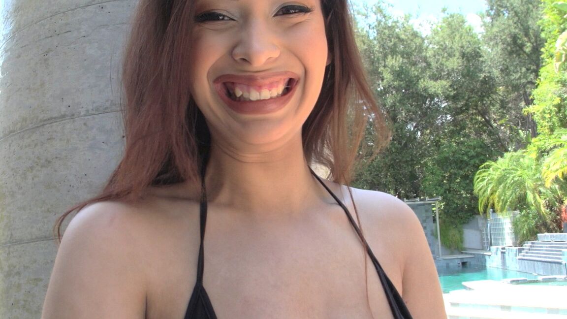 17P Das junge weiße Mädchen Harley Jade schürzt ihre Lippen für einen Cumshot ins Gesicht