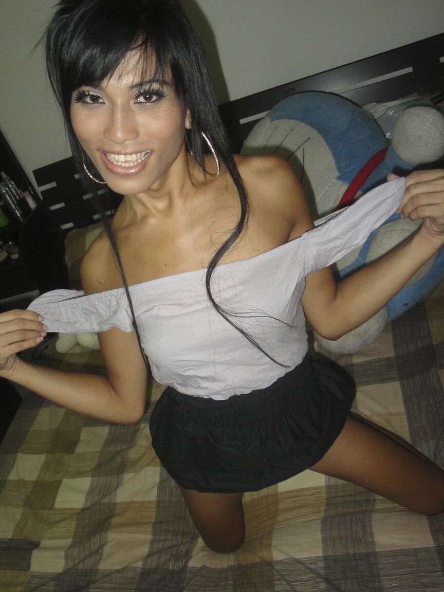 17P Pretty shemale brunette Fon sticking a lollipop in her tight butthole