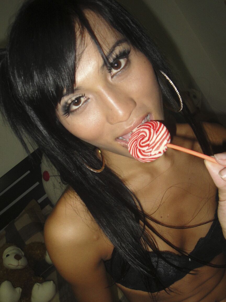 17P Pretty shemale brunette Fon sticking a lollipop in her tight butthole