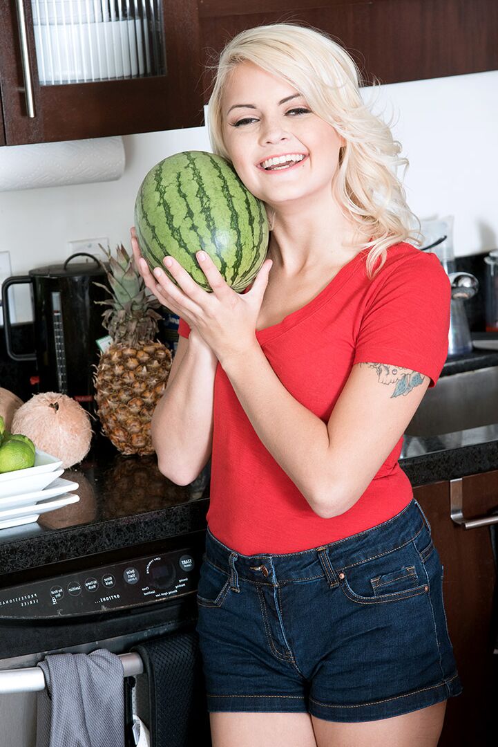 16P La rubia apenas legal Madison Hart se desnuda hasta quedar con su traje de cumpleaños en la cocina
